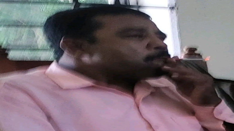 সিংগাইরে সরকারি অফিসে প্রকাশ্যে ধূমপান, বিতর্কে ভূমি সহকারী কর্মকর্তা!