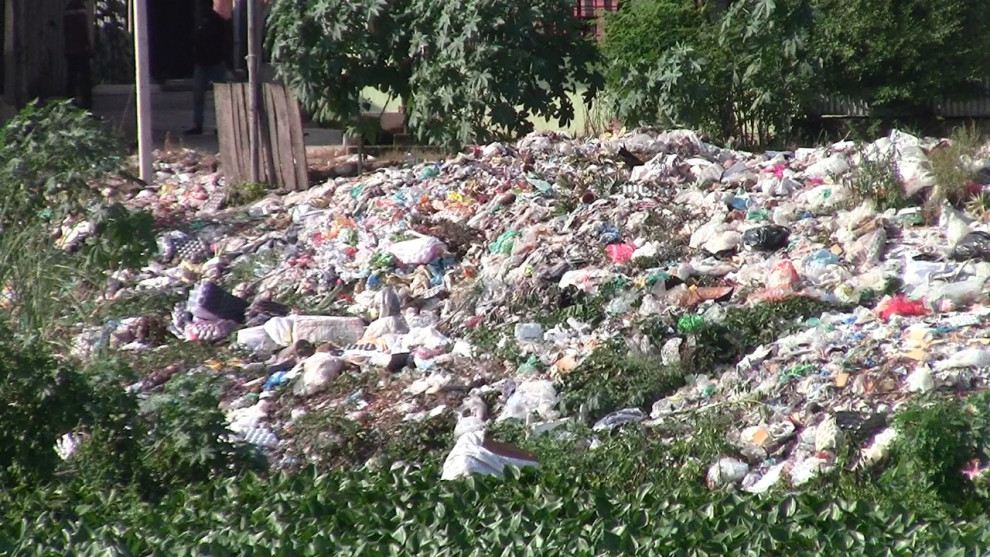 ময়লা ফেলার স্থায়ী কোন জায়গা না থাকায় যত্রতত্র ময়লা ফালায় স্বাস্থ্য ঝুঁকিতে রয়েছে চরভদ্রাসন বাসি