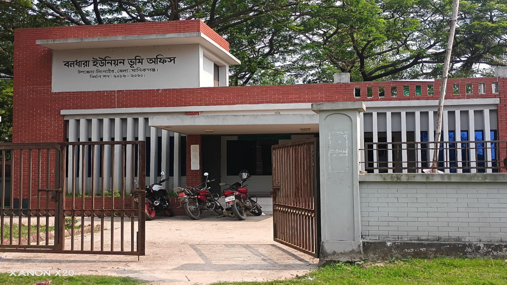 একই জমি ৩ জনের নামে খারিজ,বিপাকে ভুক্তভোগী