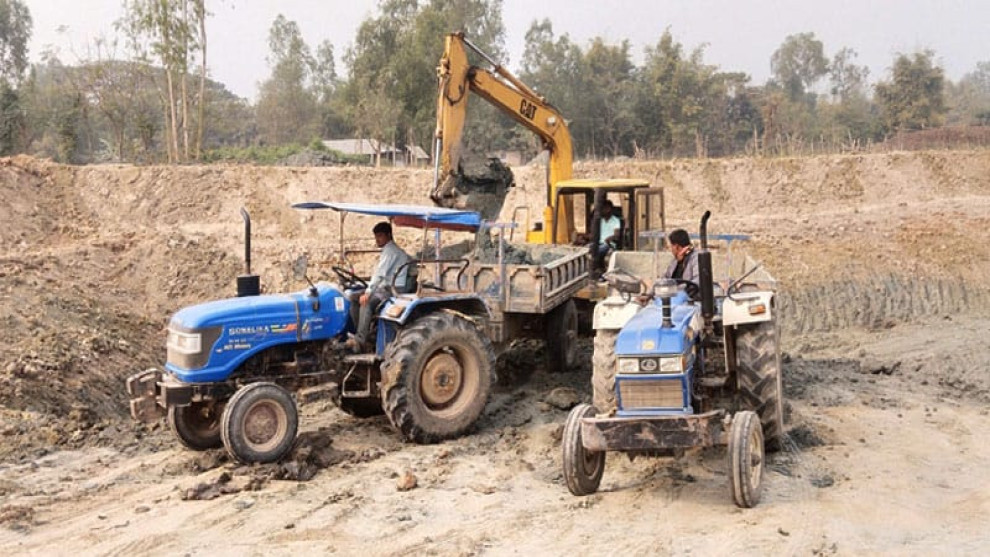 ভূমিদস্যুদের দৌরাত্ম্যে জমির উর্বর অংশ যাচ্ছে ইট ভাটায়