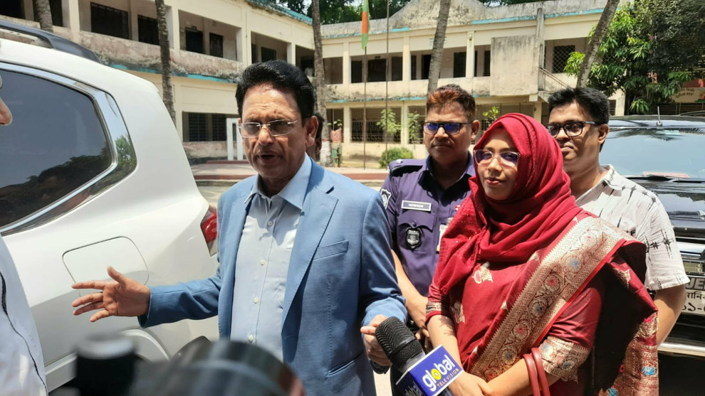 এসএসসি পরীক্ষা কেন্দ্র পরিদর্শনে ঝটিকা সফরে শিক্ষামন্ত্রী