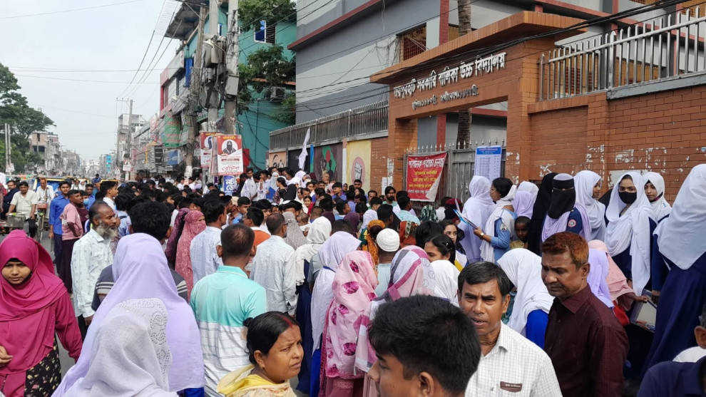 শান্তিপূর্ণ পরিবেশে শুরু এসএসসি ও সমমান পরীক্ষা, অংশ নিচ্ছে ১৫৩৪ শিক্ষার্থী