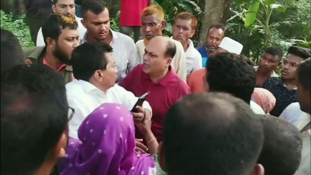 শার্শায় আইনজীবি মিন্টুকে গ্রেফতার থেকে বাঁচালেন গ্রামবাসী