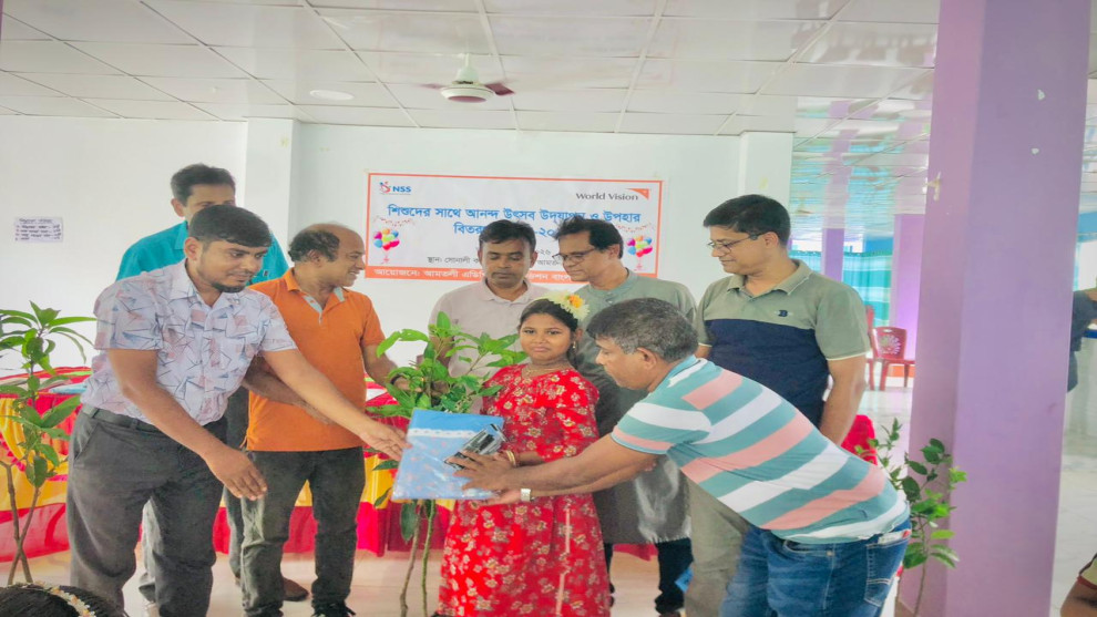 আমতলীতে ওয়ার্ল্ড ভিশনের উদ্যোগে আট হাজার ফলজ গাছের চারা বিতরণ