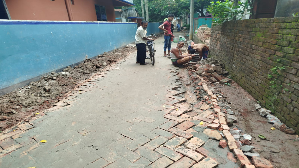মুল রাস্তায় ৫০ ফুট বাদ: নতুন ইটের সোলিং একদিন পর মাইক্রোর চাপে দেবে গেলো যশোরে