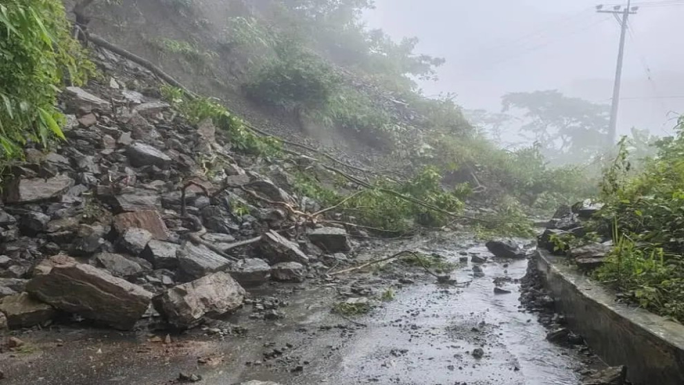 বান্দরবান-থানচি সড়কে পাহাড় ধসে যান চলাচল বন্ধ