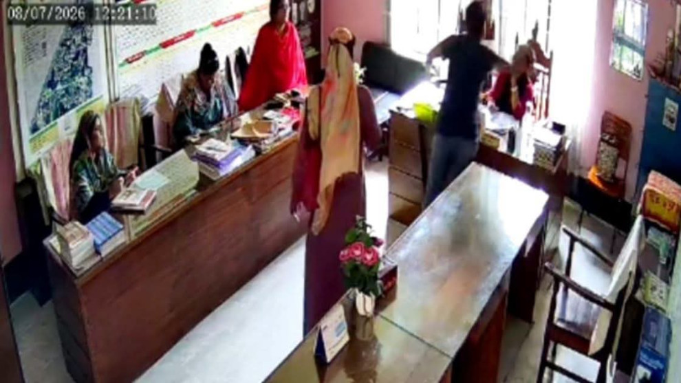 চুয়াডাঙ্গায় শিক্ষার্থীকে শাসন করায় বিদ্যালয়ে ঢুকে প্রধান শিক্ষককে পেটালেন অভিভাবক