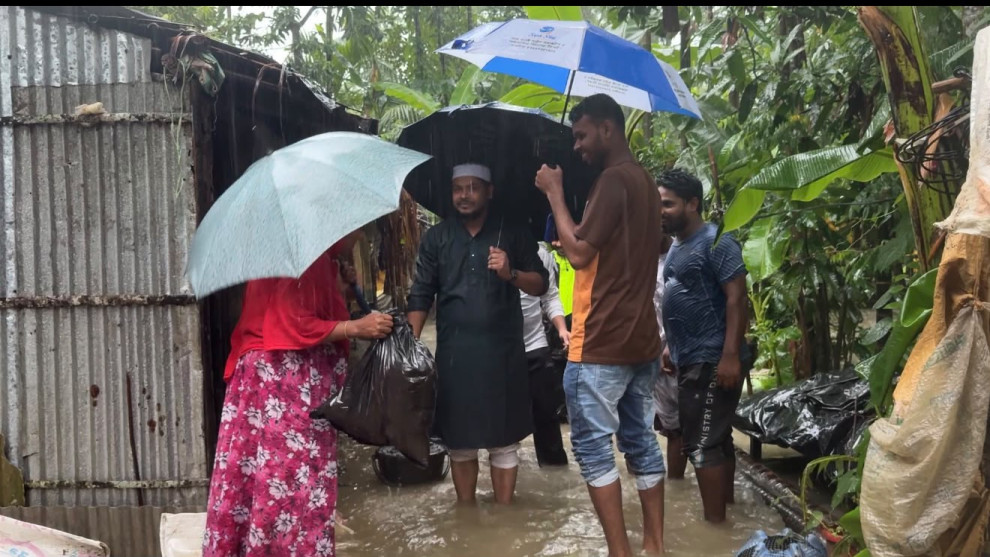 টানা বর্ষণ ও পাহাড়ি ঢলে পানিবন্দী মানুষের পাশে লায়েক ইবনে ফাজেল
