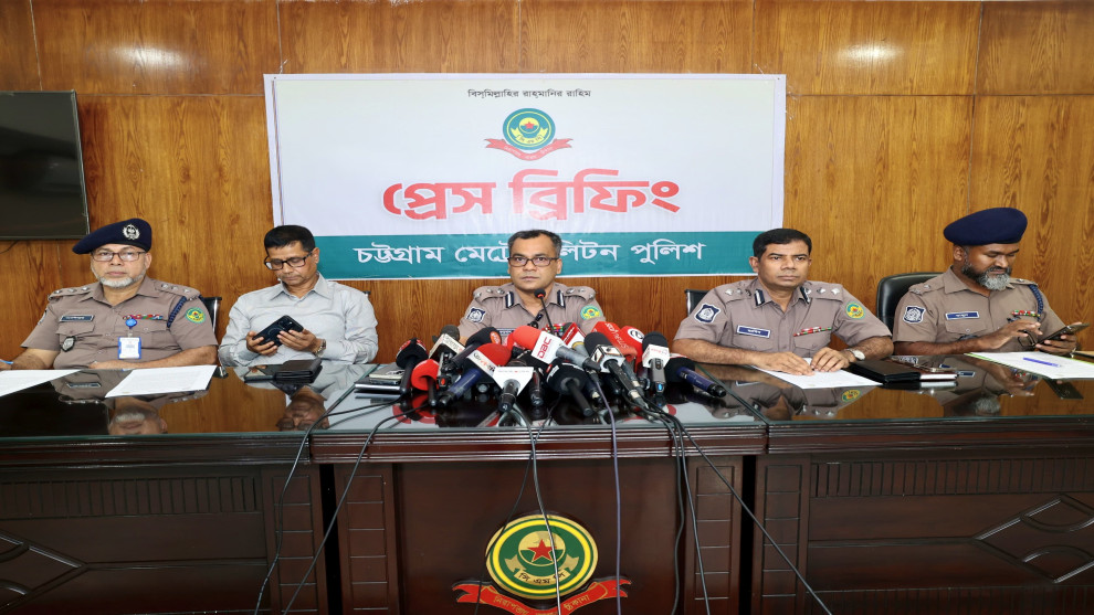 চট্টগ্রামে ইন্টারনেট প্রতিষ্ঠানে হামলা ও ৩৫ লাখ টাকা লুট: রাতভর অভিযানে গ্রেপ্তার ৮
