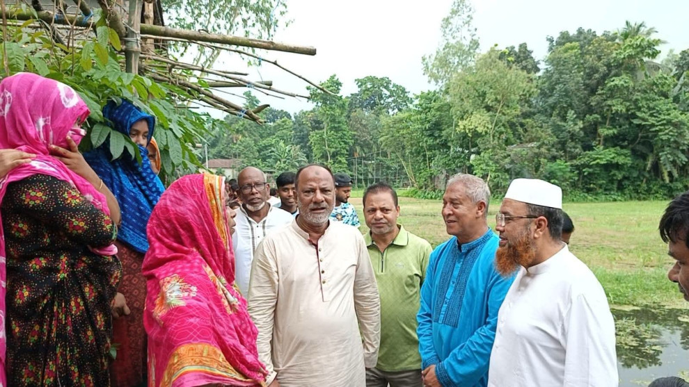 কাঁচা রাস্তা ও ওয়াবদা বাঁধ সংস্কারের উদ্বোধন করেন কুড়িগ্রাম জেলা পরিষদের প্রশাসক