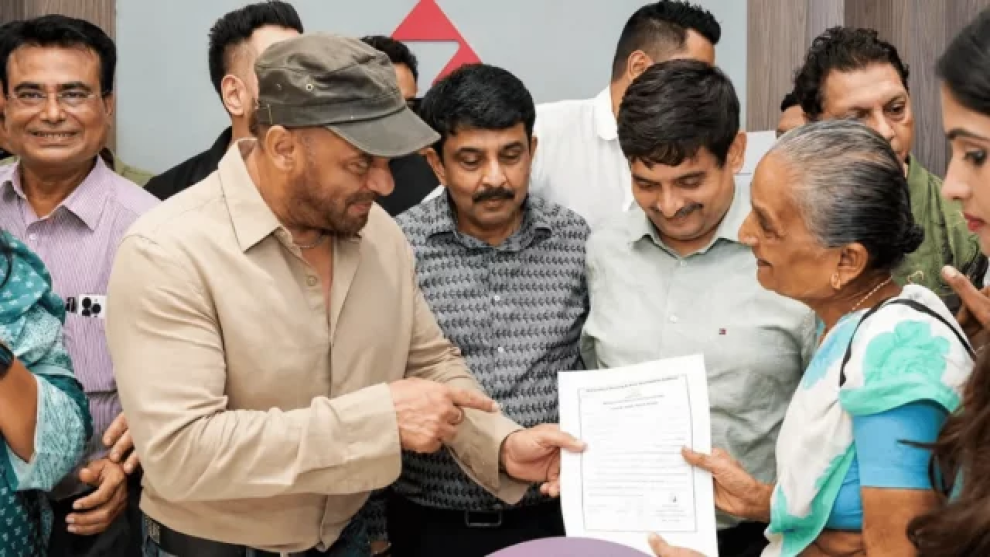 ৫০ পরিবারের হাতে নতুন বাড়ির চাবি তুলে দিলেন সালমান