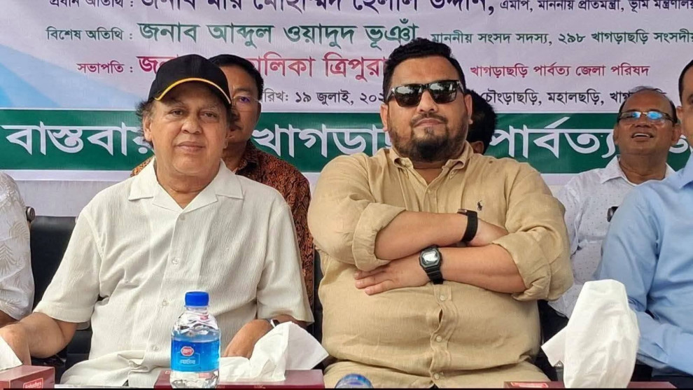 বন্যাদুর্গতদের ত্রাণ দিলেন ভূমি প্রতিমন্ত্রী মীর হেলাল