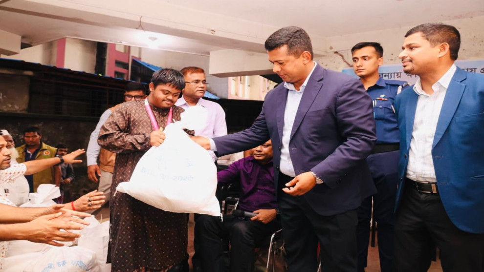 ‎২৪ ঘণ্টার মধ্যেই আবেদন মঞ্জুর, বন্যাদুর্গত প্রতিবন্ধীদের পাশে মানবিক জেলা প্রশাসক