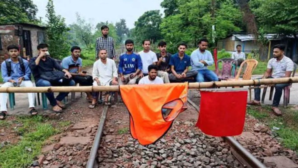 টিটিইর বিরুদ্ধে মারধরের অভিযোগে রাবি শিক্ষার্থীদের রেল অবরোধ, থমকে গেল রাজশাহীর ট্রেন চলাচল