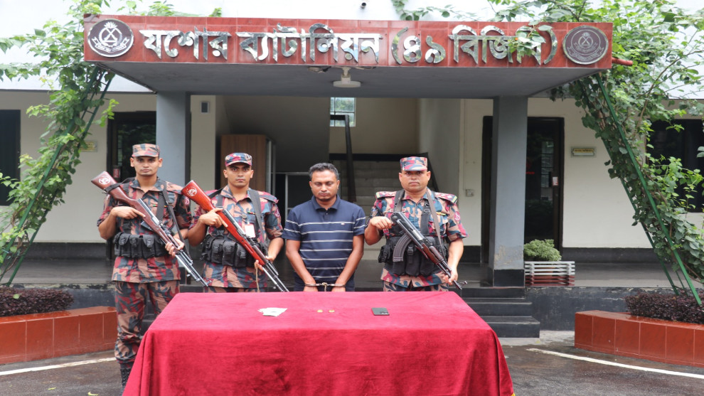 যশোরে স্বর্ণেরবারসহ পাচারকারী আটক