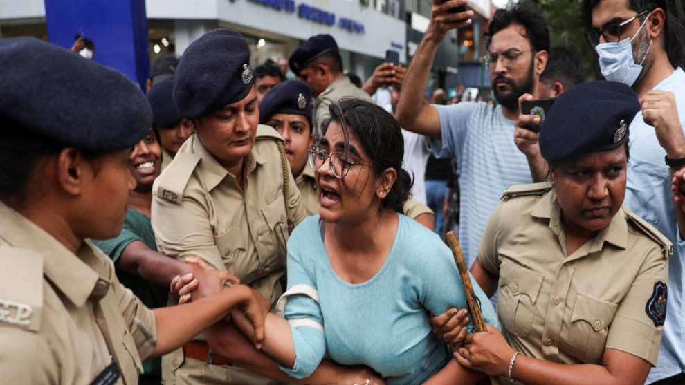 মেডিক্যালে আবার ভর্তি পরীক্ষার আগে আত্মঘাতী মেয়ের শোক নিয়ে মা–বাবা গেলেন যন্তর মন্তরে