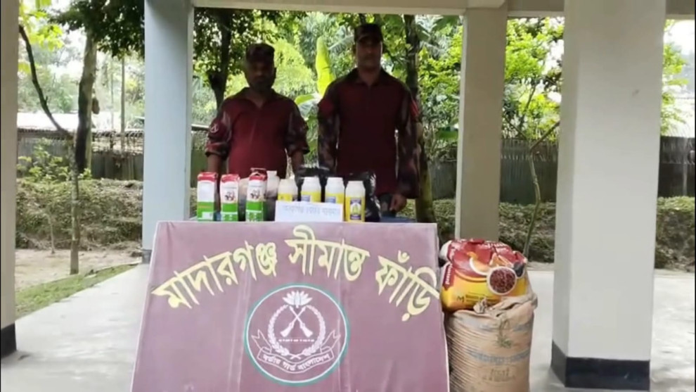 কুড়িগ্রামে বিজিবির অভিযানে ৩২ লাখ টাকার চোরাই পণ্য জব্দ