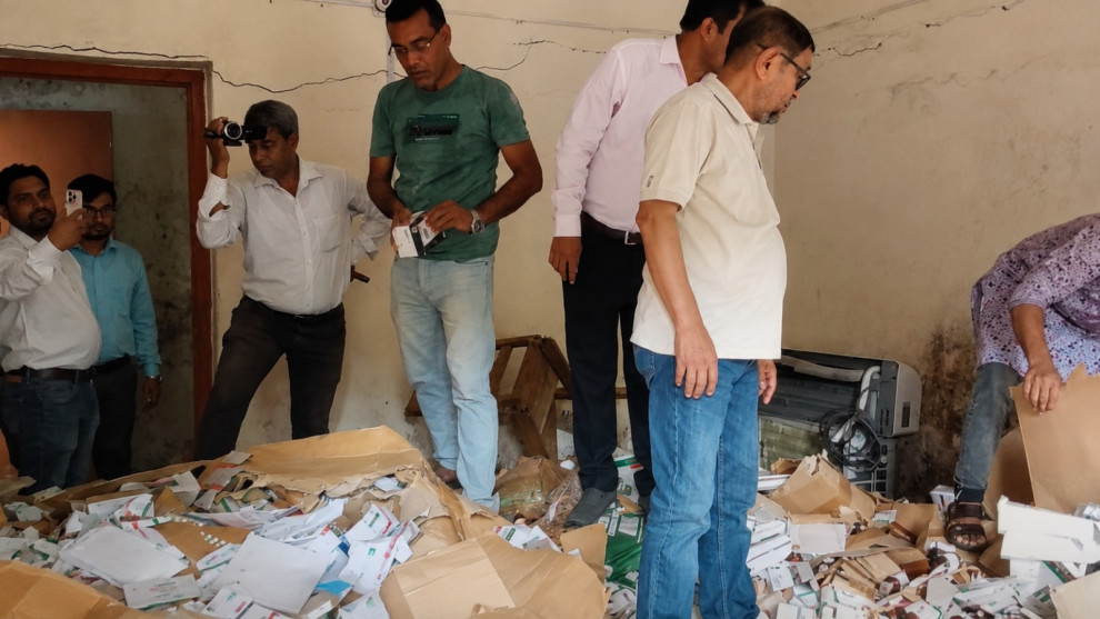 হাসপাতালে স্বাস্থ্যমন্ত্রীর আকস্মিক অভিযান, বাথরুমে মিলল সরকারি ওষুধ; মেয়াদোত্তীর্ণ ওষুধ দেখে ক্ষোভ