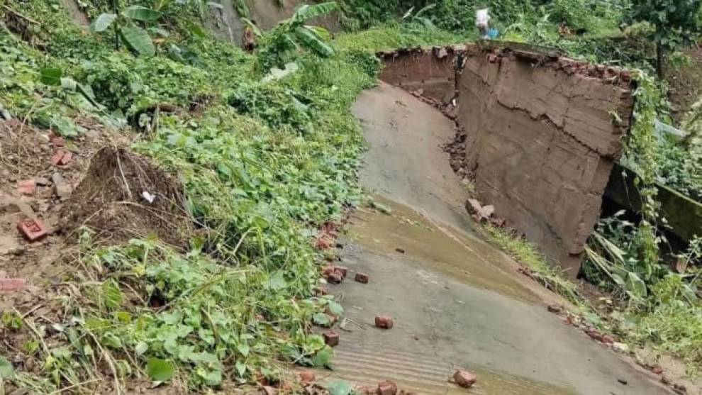 পাহাড়ি বন্যায় ভেঙে গেল সাত গ্রামের একমাত্র সড়ক, চরম ভোগান্তিতে গ্রামবাসী