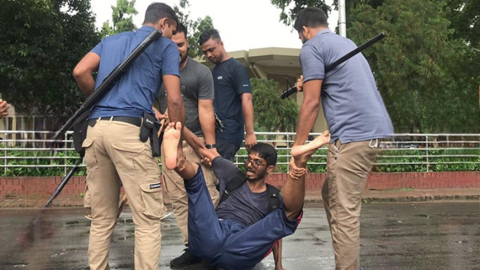 রাবিতে শিক্ষার্থীদের ঢাল হয়ে দাঁড়িয়েছিলেন শিক্ষকরা