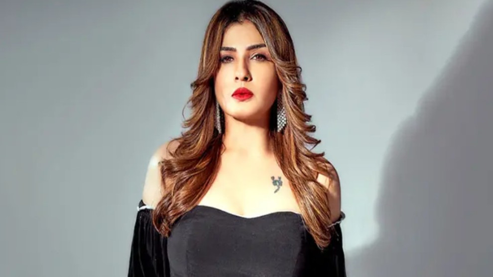 কুকুর পোশাক কামড়ে ধরলেও হাসিমুখে রাবিনা