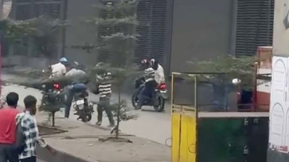 রাজধানীতে কভার্ডভ্যান থামিয়ে ১ কোটি ২১ লাখ টাকা ছিনতাই