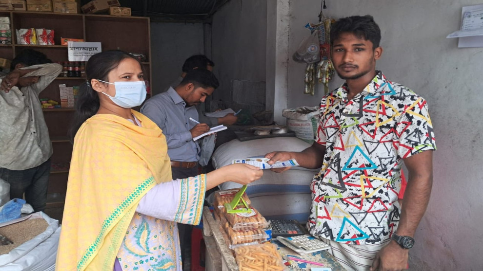 পাবনায় নিষিদ্ধ পলিথিনবিরোধী অভিযানে দুই দোকানিকে জরিমানা