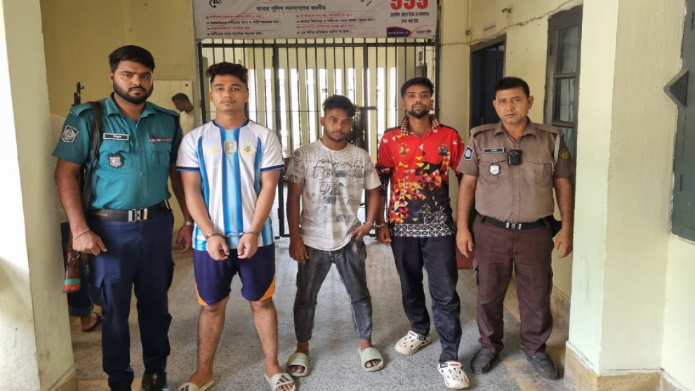 বাংলাদেশমেইলে সংবাদ প্রকাশের এক ঘণ্টার মধ্যেই কিশোর গ্যাংয়ের ৩ সদস্য গ্রেপ্তার