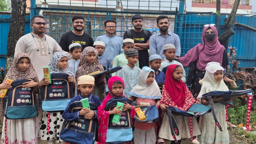 চবিতে মেধাবী-অসহায় শিক্ষার্থীদের মাঝে শিক্ষা উপকরণ বিতরণ