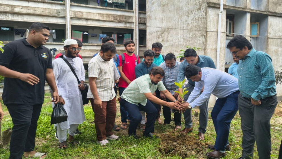 চবিতে ‘আওয়ার গ্রিন ক্যাম্পাসের’ বৃক্ষরোপণ কর্মসূচি