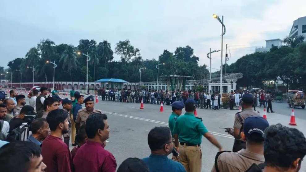 শপথ ঘিরে বঙ্গভবনে উৎসুক জনতার ভিড়