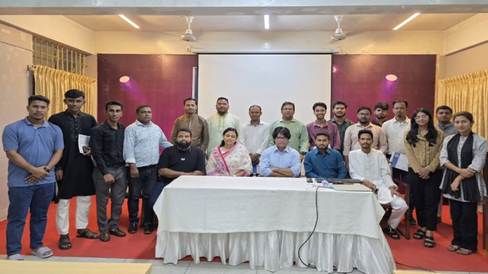 মাল্টিমিডিয়া সাংবাদিকতা প্রশিক্ষণ ও কেক কাটায় সিএমআরইউ’র ১ম বর্ষপূর্তি উদযাপন
