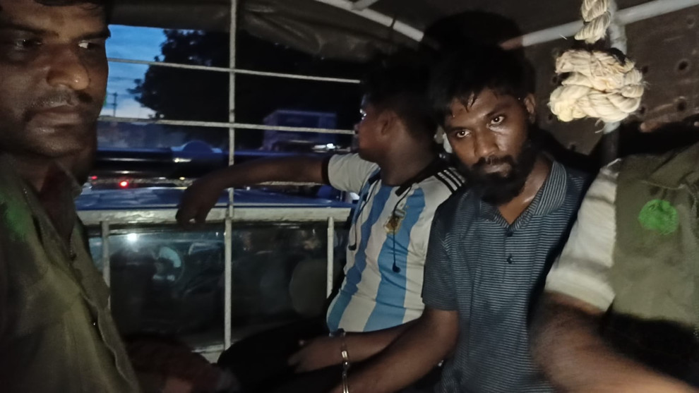 ঝিনাইদহে অ*স্ত্র ও তাজা বু*লেটসহ তিন যুবক আ*টক...!!!
