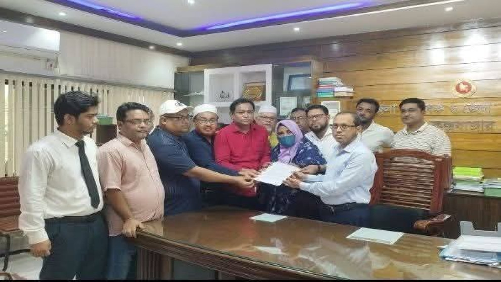 সৈকতের বালিয়াড়িতে চলমান রাস্তা নির্মাণ বন্ধসহ ছয় দফা দাবিতে প্রধানমন্ত্রী বরাবর স্মারকলিপি প্রদান