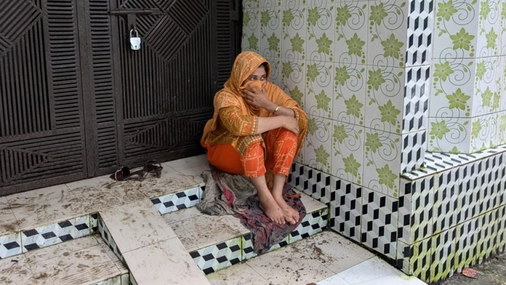 ‘বিয়ে না করে যাব না’—প্রেমিকের বাড়ির সামনে দুই দিন ধরে তরুণীর অনশন