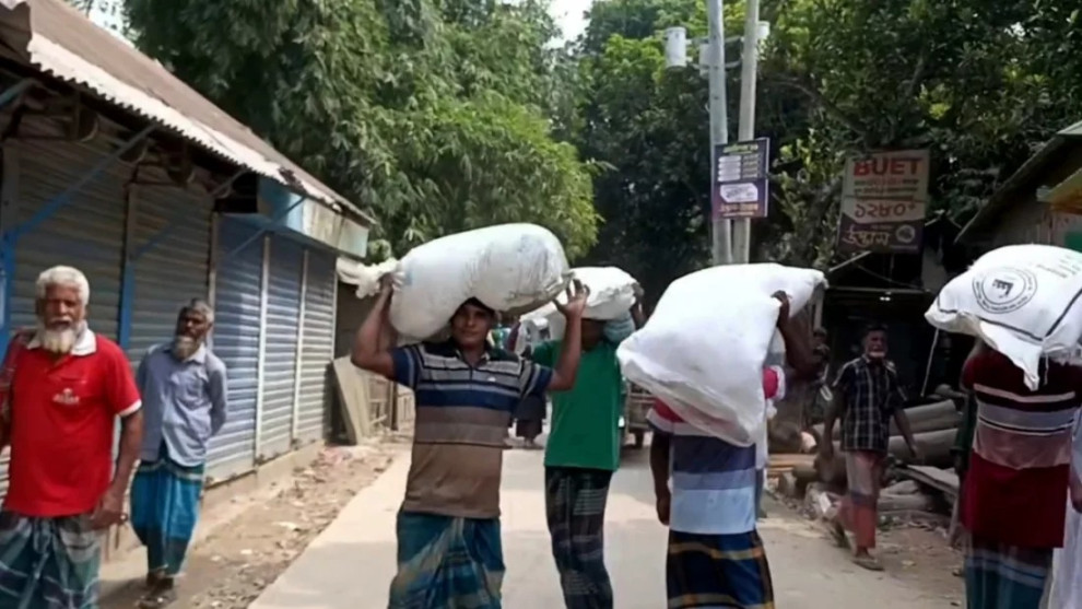 সার দিতে দেরি, ডিলারের গুদাম ভেঙে লুট শতাধিক বস্তা