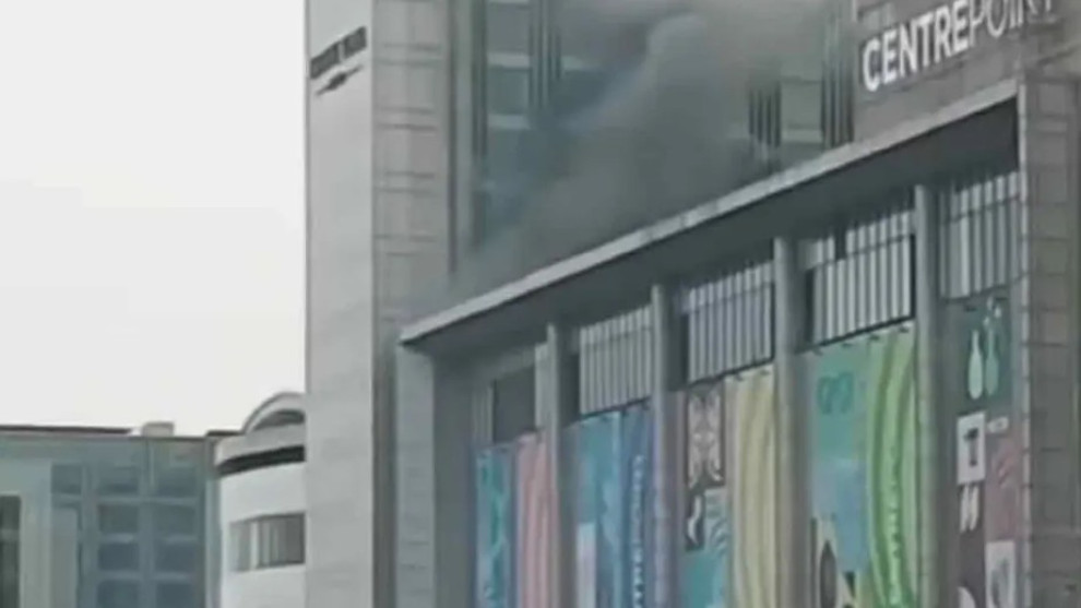 সেন্টার পয়েন্ট শপিং মলের ফুডকোর্টে আগুন
