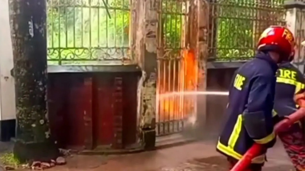 বজ্রপাতে জ্বালানিমন্ত্রীর বাড়িতে আগুন