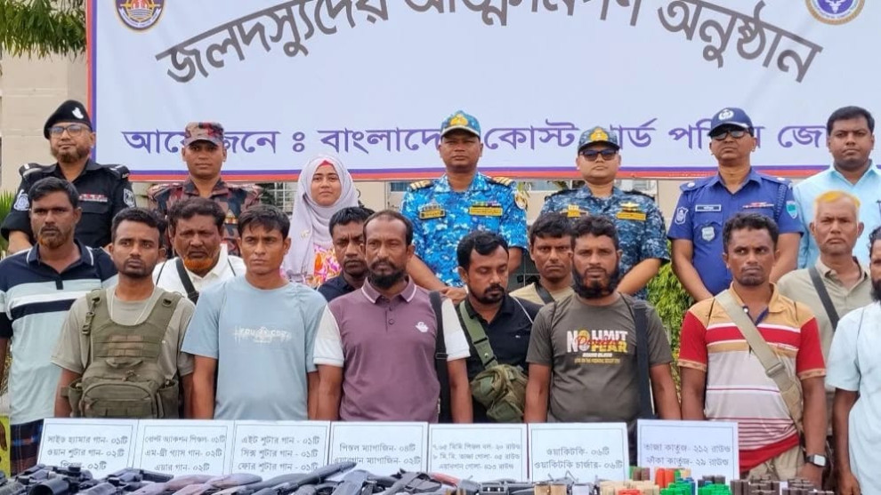 সুন্দরবনে কোস্ট গার্ডের অভিযানে ‘নানা ভাই’ বাহিনীর ১২ সদস্যের আত্মসমর্পণ