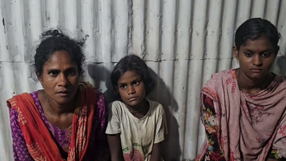 দুই কন্যাকে নিয়ে সংগ্রামী অঞ্জনা সাহার জীবন, সরকারের কাছে একটি ঘরের আকুতি