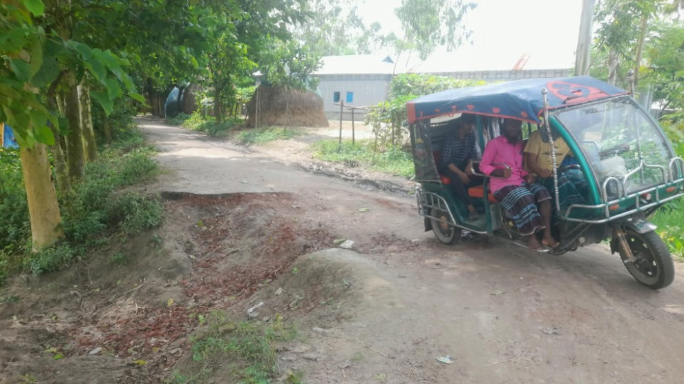পাঁচ বছরেই বেহাল আড়াই কোটি টাকার সড়ক, অ্যাম্বুলেন্স চলাচলেও ভোগান্তি