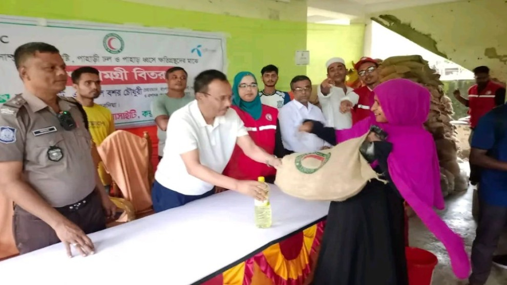 কুতুবদিয়ায় দুর্যোগে ক্ষতিগ্রস্ত ৩ শতাধিক পরিবারের পাশে রেড ক্রিসেন্ট