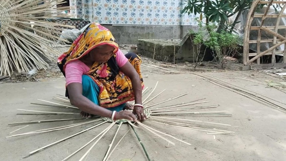 প্লাস্টিকের দাপটে হারিয়ে যাচ্ছে সাতক্ষীরার বাঁশশিল্প