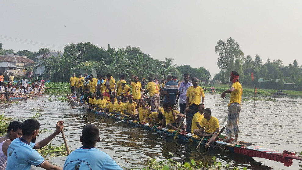 নাটোরের চেচুয়া নদীতে ঐতিহাসিক নৌকাবাইচ, হাজারো মানুষের ঢল