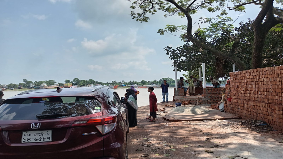 যাত্রীদের দুর্ভোগ কমাতে খুলনা কাস্টম ঘাটে যাত্রী ছাউনি নির্মাণ