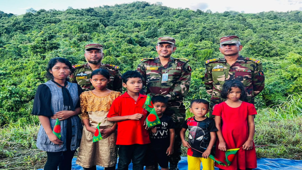 স্বদেশে ফিরে জাতীয় পতাকা হাতে বম শিশুরা