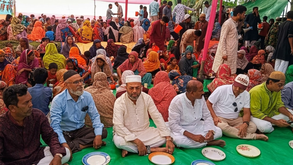 মোংলায় ‘এক বেলার মেহমানখানা’য় মাটিতে বসে খাবার খেলেন পরিবেশ প্রতিমন্ত্রী