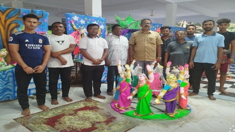 যশোরে চাঁচড়া বর্মণপাড়া শ্রীহরি মন্দিরে ১০১ প্রতিমা, দর্শনার্থীদের উপচে পড়া ভিড়