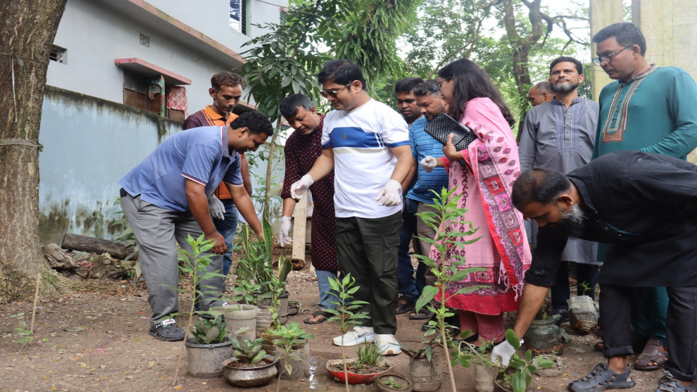 উজিরপুরে ডেঙ্গু প্রতিরোধে ইউএনও-এসিল্যান্ডের নেতৃত্বে পরিচ্ছন্নতা অভিযান