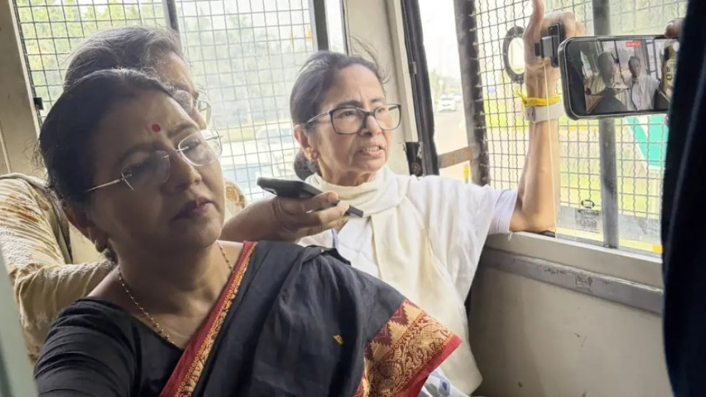 দিল্লিতে মমতা বন্দ্যোপাধ্যায় আটক, প্রিজন ভ্যানে নেওয়ার দাবি তৃণমূলের